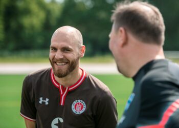 Paavo Arhinmäki ja Timo Furuholm kohtasivat rankkarikisassa Helsingin pallokentällä.