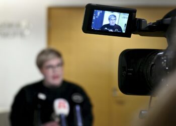 Keskusta veti välikysymyskeskustelussa jyrkempää linjaa kuin itse hyväksymässään hallituksen vastauksessa.