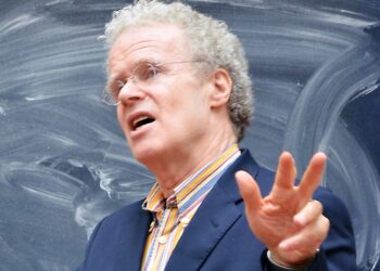 Sosiologi Erik Olin Wright luennoi Kiovan yliopistossa vuonna 2013.