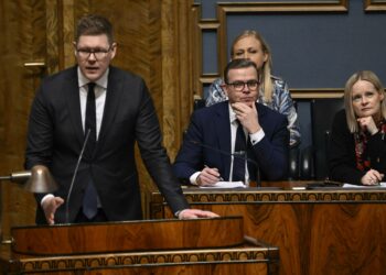 Kansa ei pidä pääministeri Petteri Orpon (2. vas) hallituksesta, mutta ei myöskään opposition vaihtoehdosta. Antti Lindtmanin (vas.) johtaman SDP:n suosio putosi seitsemän prosenttiyksikköä viime syksyn puoluebarometristä.