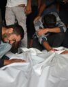Eloonjääneet surivat Israelin Rafafiin tekemissä iskuissa kuolleita aiemmin tällä viikolla otetussa kuvassa.