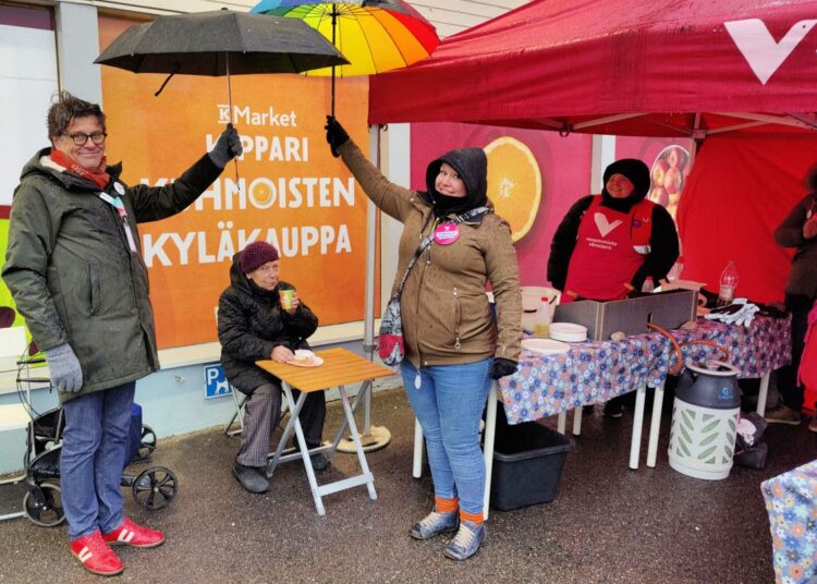 Vasemmistoliitto toimii koko maassa. Kuhmoisissa on viimeksi ollut vasemmistoliiton kuntavaaliehdokas vuonna 2008. Pirkanmaan vasemmisto kävi kunnassa esittelemässä vasemmistoliiton vaihtoehtoja, aluevaaleissa Kuhmoisissakin voi äänestää vasemmiston ehdokasta.
