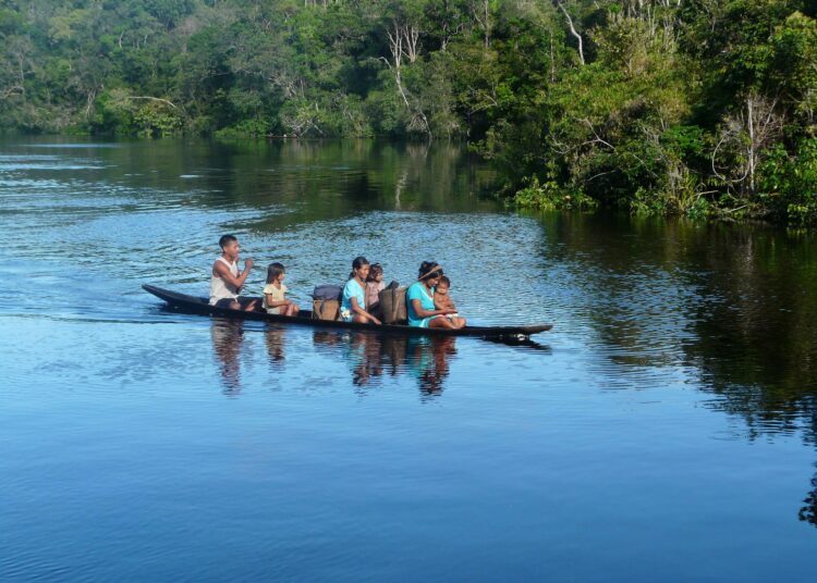Perhe Kolumbian Amazonian alueella. Laiton kullankaivuu sekä huumeiden tuotanto ja salakuljetus ovat levinneet Amazoniaan voimakkaiden rikollisjärjestöjen myötä. Ne aiheuttavat vakavaa vahinkoa paikallisyhteisöille ja ympäristölle.