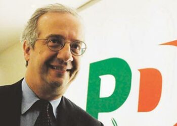 Demokraattisen puolueen johtaja Walter Veltroni ilmoitti erostaan tiistaina Roomassa.