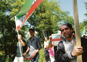 Suomessa asuvat iranilaiset kokoontuivat eilen mielenosoitukseen Iranin suurlähetystön edessä Helsingin Kulosaaressa.