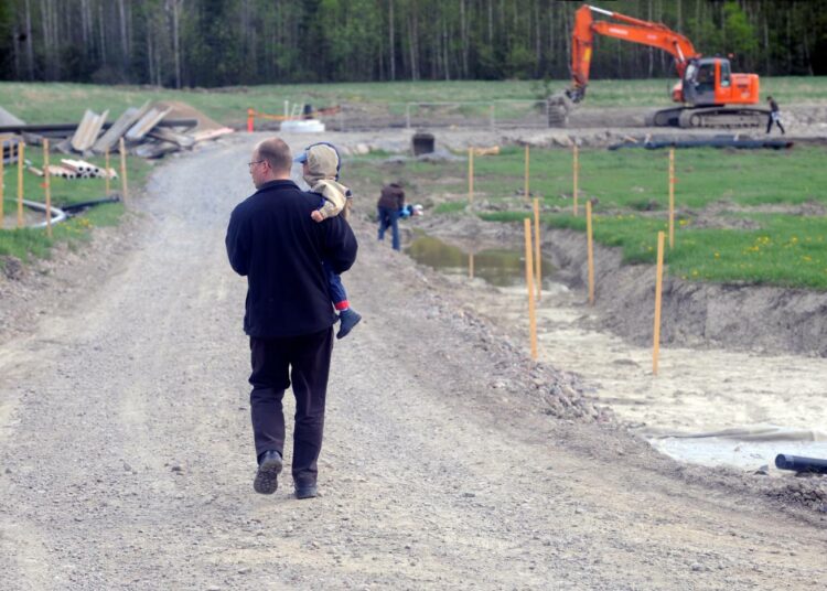 Vasemmistoliitto haluaa vahvistaa miesten osaa perheessä ja naisten osaa työelämässä.