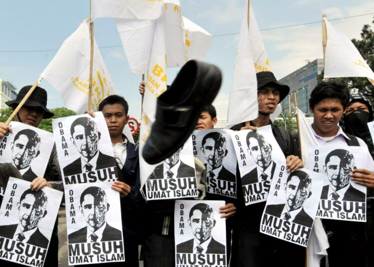 Muslimiopiskelijat osoittivat perjantaina Jakartassa mieltään sitä vastaan, että Yhdysvaltain presidentti Barack Obama on kutsuttu vierailulle Indonesiaan.