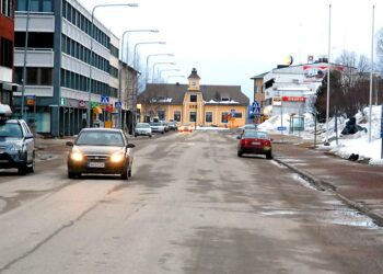 Huhtikuinen keskiviikkoilta Kemijärvellä on hiljainen. Moni liike on viime vuosien kehityksen perusteella päätynyt sulkemaan ovensa entistäkin aikaisemmin.