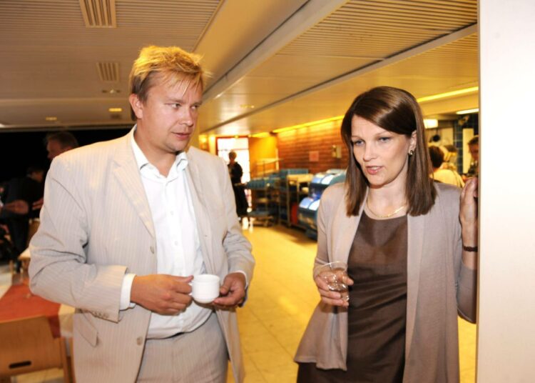 Pääministeri Mari Kiviniemi ei halua aloittaa vaalitaistelua vielä. Kiviniemi ja Kaikkonen Keskustan eduskuntaryhmän kesäkokouksessa Kuopiossa.