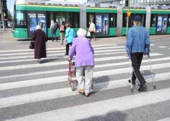 Ympäristötekijät voivat kuitenkin luoda esteitä ulkona liikkumiselle, erityisesti silloin kun liikkumiskyky on heikentynyt.