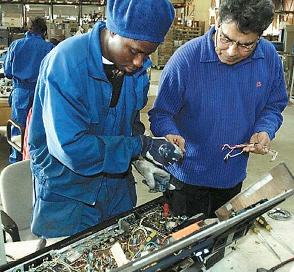 Elektroniikkaromun purkua Työ ja Toiminta ry:n tiloissa vuonna 2005.