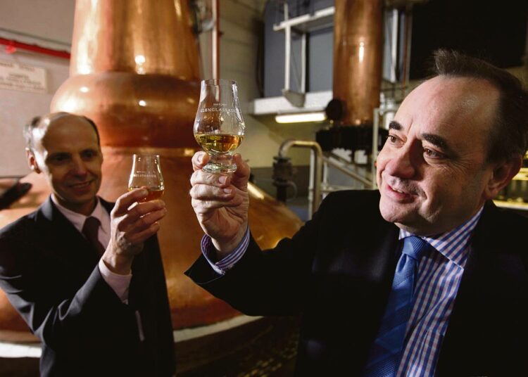 Skotlannin pääministeri Alex Salmond (oik.) avaamassa viskitislaamoa Glenglassauchissa vuonna 2008.