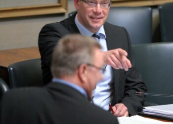 Perussuomalaisten Pentti Oinosen ja puolustusministeri Stefan Wallinin välinen kiista ratkesi ministerin eduksi.