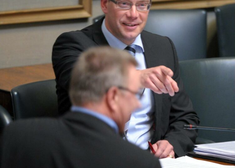 Perussuomalaisten Pentti Oinosen ja puolustusministeri Stefan Wallinin välinen kiista ratkesi ministerin eduksi.