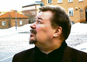 – Ääri-ihmisten ratkaisuyritykset upottavat heidät yhä syvemmälle ongelmien syövereihin, pohdiskelee tarinoiden olemusta kirjailija-toimittaja Pekka Manninen.
