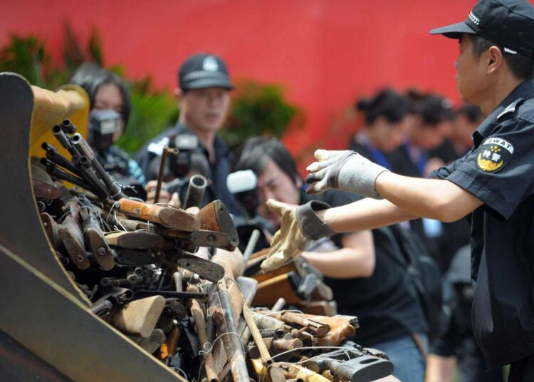 Kiinalaiset poliisit valmistautuivat kesäkuussa Pekingissä tuhoamaan ratsiassa löytyneitä laittomia aseita. Löytö liittyi harvinaiseen Yhdysvaltain ja Kiinan yhteisoperaatioon kansainvälisen aseitten salakuljettajien liigan hajottamiseksi.