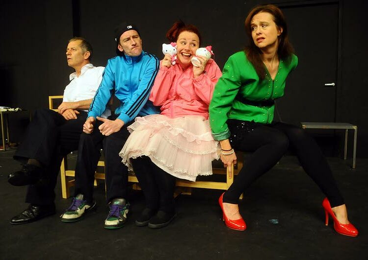 Jatkuvan kasvun skotlantilaissovituksen onnellinen perhe. Näyttelijät vasemmalta: Billy Mack, Martin Docherty, Sarah McCardie ja Hazel Ann Crawford.