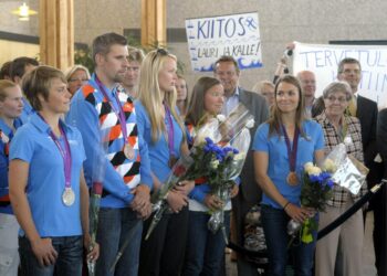 Suomen olympiamitalistit Tuuli Petäjä (vas.), Antti Ruuskanen, Mikaela Wulff, Silja Kanerva ja Silja Lehtinen Helsinki-Vantaan lentoasemalla järjestetyissä juhlallisuuksissa.