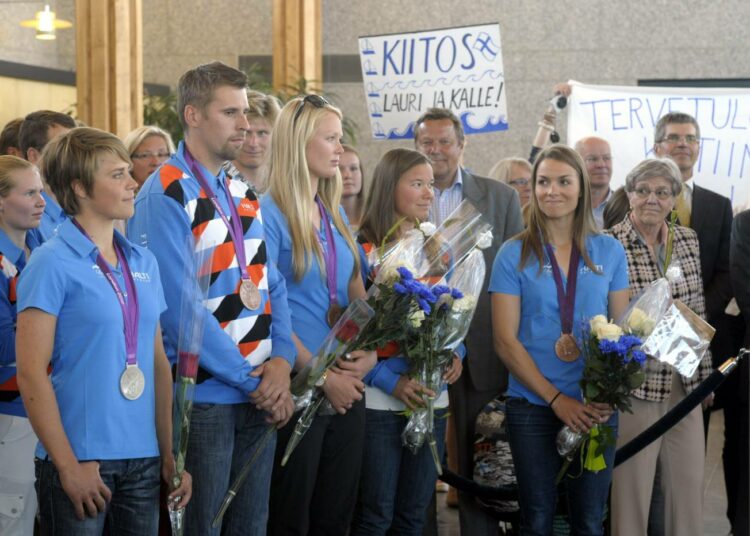 Suomen olympiamitalistit Tuuli Petäjä (vas.), Antti Ruuskanen, Mikaela Wulff, Silja Kanerva ja Silja Lehtinen Helsinki-Vantaan lentoasemalla järjestetyissä juhlallisuuksissa.