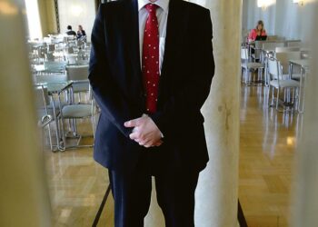 Erkki Virtanen juhlii kuusikymppisiään lähipiirin kanssa.