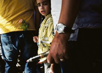Libyalaisella pikkupojalla oli ruusu kädessään, kun hän jonotti isänsä kanssa luovuttamaan ammuksia maan pääkaupungissa Tripolissa. Asukkailta kerättiin talteen aseita viime viikonloppuna myös Bengasissa.