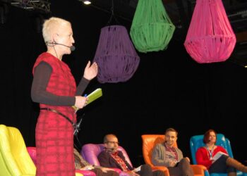 Leena Ruotsalainen johti keskustelua NUORI2013-tapahtumassa Jyväskylän Paviljongissa.