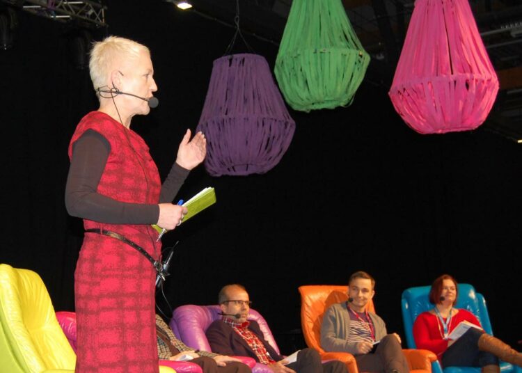 Leena Ruotsalainen johti keskustelua NUORI2013-tapahtumassa Jyväskylän Paviljongissa.