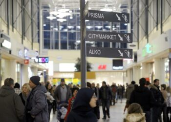 Kauppa käy seitsemänä päivänä viikossa. Kaupan työntekijöille ja kauppakeskusten pienyrittäjille vuonna 2009 säädetty liikeaikalaki on tuonut monia ongelmia.
