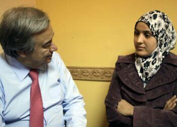 YK:n pakolaiskomissaari Antonio Guterres (vas.) tapasi viime viikolla Bushran, josta tuli miljoonas rekisteröitynyt syyrialaispakolainen.  Tapahtumapaikka oli Tripolin kaupunki Libanonissa.
