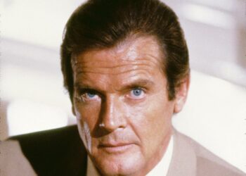 Roger Moore saa viimeisessä Bond-seikkailussaan vastaansa häikäilemättömän miljonäärin, joka pyrkii hallitsemaan koko maailman mikrosirutuotantoa.