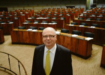Eero Heinäluoma ihmettelee sitä, kuinka yhtenäisenä vasemmistoliitto on pysynyt Jyrki Kataisen (kok.) hallituksessa.