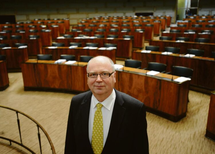 Eero Heinäluoma ihmettelee sitä, kuinka yhtenäisenä vasemmistoliitto on pysynyt Jyrki Kataisen (kok.) hallituksessa.