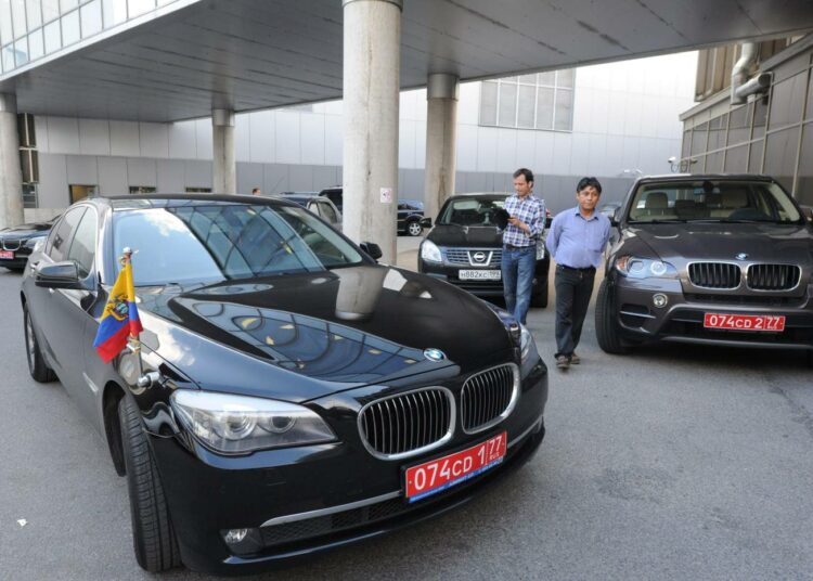 Ecuadorin suurlähetystön autoja sunnuntaina pysäköitynä Moskovan Šeremetjevon lentokentällä.