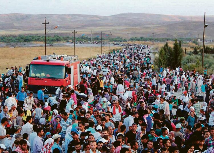 Kurdisiviilit pakenevat paniikissa Syyriasta Kurdistanin autonomiselle alueelle Irakiin.