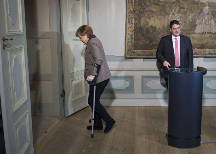 Liittokansleri Angela Merkel parantelee edelleenkin hiihtoretkellä murtunutta lonkkaansa.