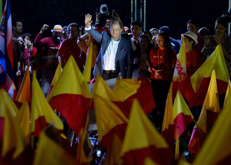 Presidentiksi valittu Luis Guillermo Solís tervehti kannattajiaan San Joséssa sunnuntai-iltana.