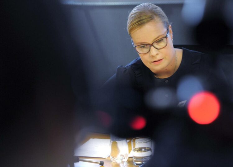 Sosiaali- ja terveysministeri Laura Räty pahoitteli maanantaina viimeviikkoista lausuntoaan, jos hän vähätteli pienituloisten määrää.