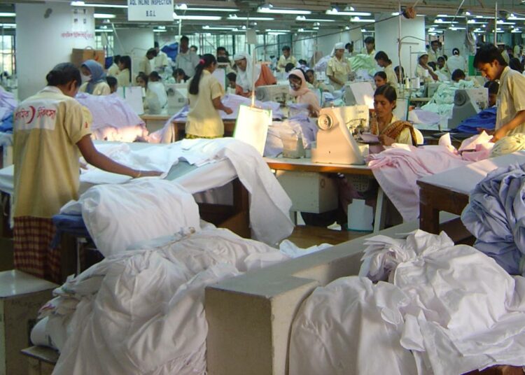 Suomalaiset tekstiiliyritykset eivät ole sitoutuneet tehdastyöntekijöiden elämiseen riittävään toimeentuloon. Tämä tehdas sijaitsee Bangladeshissa.