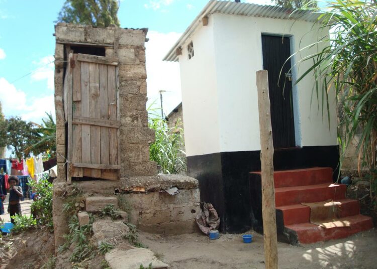 Koulun vanha ja uusi käymälä sambialaisessa kylässä.
