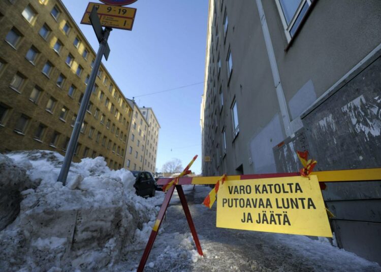Palvelualojen ammattiliitto ja Kiinteistötyönantajat ry esittävät veronumeroa kokeiluun kiinteistöpalvelualalle. Kuvan kyltti varoitti katolta putoavasta lumesta ja jäästä Helsingin Kalliossa.
