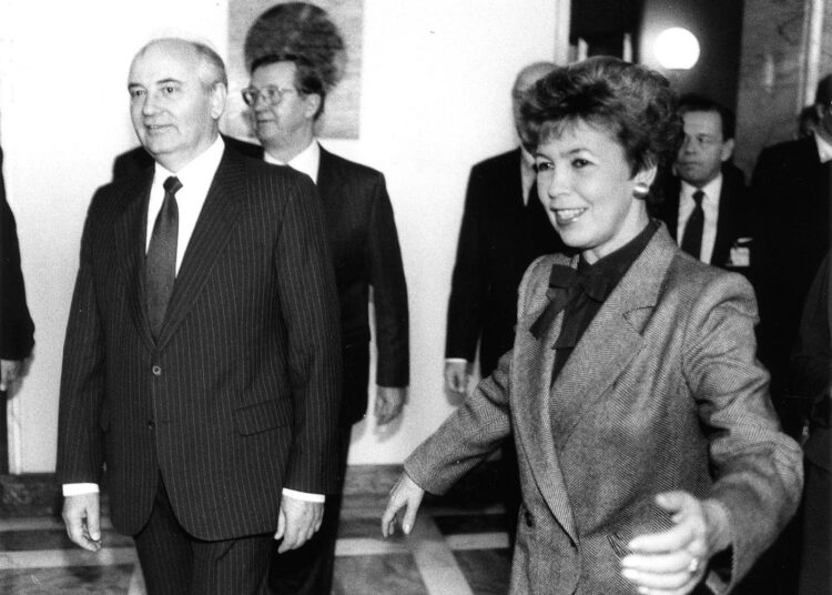 Neuvostoliiton puolue-elämän tasolla Mihail Gorbatšov ja puolisonsa Raisa Gorbatšova edustivat täysin uudenlaista tyyliä ja politiikkaa. Kuva Suomen-vierailulta lokakuussa 1989.