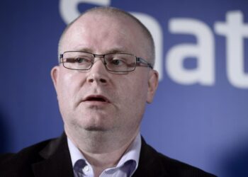 Työministeri Jari Lindström uhkasi työnantajia kela-maksun palauttamisella.