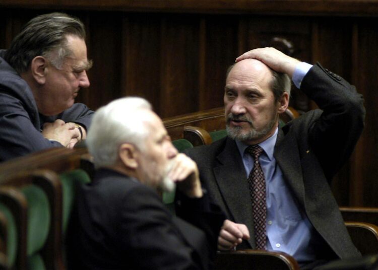 Antoni Macierewicz (oik.) kuvattuna Puolan parlamentissa Sejmissä vuonna 2004.