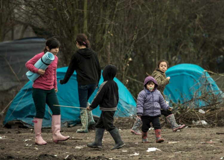 – Perheenyhdistäminen on tarjonnut laillisen ja turvallisen maahantuloväylän erityisesti naisille ja lapsille, joilla ei ole mahdollisuutta lähteä hengenvaaralliselle matkalle Eurooppaan, Li Andersson muistuttaa.