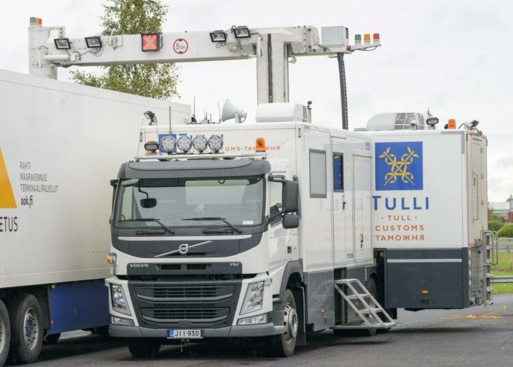 Tullin läpivalaisuauto tutkii rekka-autoa Torniossa 22. syyskuuta 2015.