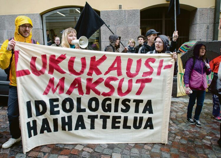 Vasemmistoliitolla on ennennäkemätön mahdollisuus toimia kansanliikkeiden kanssa, mutta se voi onnistua vain kunnioittamalla liikkeiden toimijoita ja tapaa toimia. Puolue voisi esimerkiksi tarjota kampanjasivustolla kuntalaisten käyttöön työkalupakin  mielenosoitusten järjestämiseen. Opiskelijat osoittivat mieltään lukukausimaksuja ja leikkauksia vastaan viime vuoden toukokuussa Helsingissä.