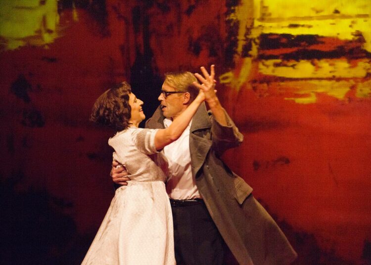 Näytelmän alun herkkään tanssikohtaukseen Saran (Teija Auvinen) ja Erikin (Ilkka Heiskanen) välillä palataan esityksen lopussa.