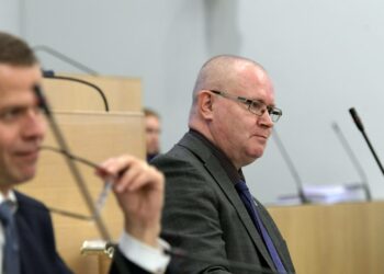 Hallituksen työllisyyspolitiikka ei tue Kainuun kaltaisia voimakkaan rakennetyöttömyyden kourissa kamppailevia alueita riittävästi, sanoivat Kajaanissa vierailleet vasemmistoliiton kansanedustajat.