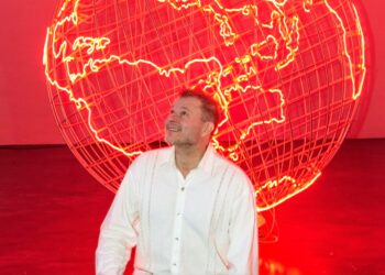 Maailmanpolitiikan professori Teivo Teivainen kuvattiin taiteilija Mona Hatoumin teoksen äärellä Kiasmassa Helsingissä. He molemmat puhuvat konfliktien ja ristiriitojen leimaamasta maailmasta.