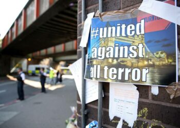 ”Yhtenäisinä kaikkea terrorismia vastaan”, sanotaan Finsbury Parkin iskupaikan lähelle kiinnitetyssä julisteessa.